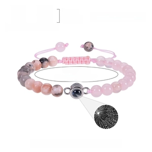 Armbänder aus Rosenquarz und Zebramarmor mit Ich liebe dich Projektion in 100 Sprachen