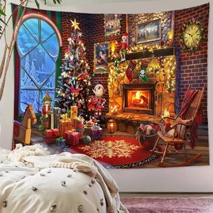 Detail eines Weihnachtswandteppichs mit gemütlichem Kamin und geschmücktem Tannenbaum
