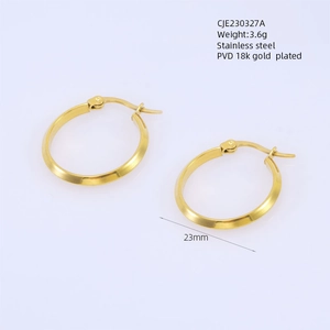 Dettaglio orecchini a cerchio in acciaio inossidabile placcato oro 18k 23mm con misure