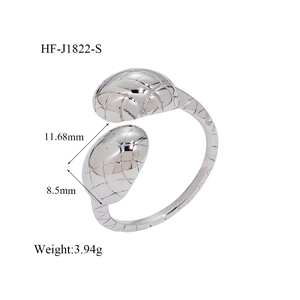 Vue macro de la bague motif matelassé argenté montrant les dimensions et la texture