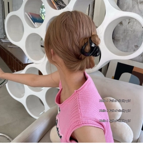 Détail d'une pince à cheveux noire torsadée utilisée pour un chignon de style coréen