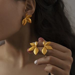 Boucles d'oreilles feuilles en or mat texturé avec design géométrique en titane plaqué or