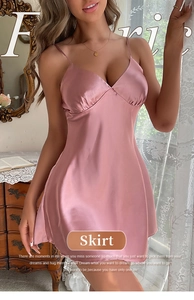 Détails de la texture satinée rose pâle d'une nuisette au drapé et lustre élégants