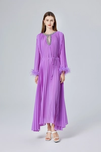 Détail du col perlé et poignets en plumes mauves sur une robe longue plissée