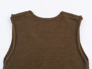 Détail du col en V et de la maille texturée de ce gilet marron sans manches pour femme