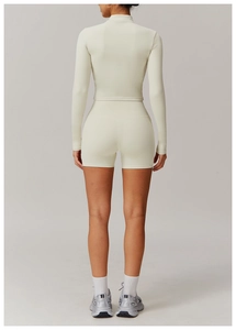 Vue arrière de l'ensemble de yoga crème avec short taille haute et haut court ajusté