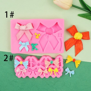 Detalle de moldes de lazos de silicona rosa para fondant y manualidades en varios tamaños