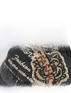 Vue détaillée d'une casquette vintage en coton délavé avec broderie tigre et patch