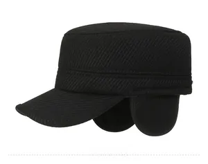 Seitenansicht der Herren-Wintermütze aus Wolle mit Ohrenklappen und Sport-Emblem