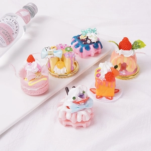 Set di sei portachiavi colorati in PVC a forma di dolci con crema e dettagli di frutta