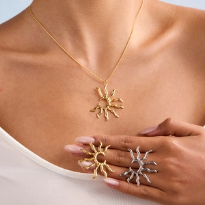 French vintage sun-shaped 18k gold jewelry set with textured necklace and ring