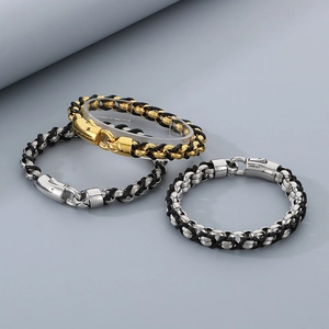 Detail von geflochtenen Lederarmbändern mit Gold- und Silber-Edelstahl-O-Ketten für Herren