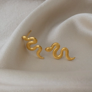 Boucles d'oreilles serpent en acier inoxydable doré 18 carats avec texture d'écailles