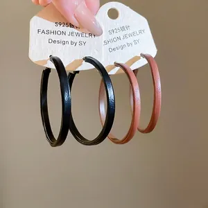 Retro geometric round leather pendant earrings with S925 silver needles in black and brown
