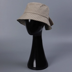 Vue détaillée d'un chapeau cloche léger à carreaux avec un nœud sur un mannequin.