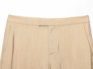 Detailweergave van de champagne gouden broek met glanzende metalen textuur