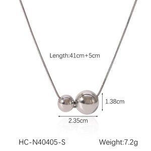 Collier chaîne serpent argentée avec deux pendentifs sphériques et mesures précises