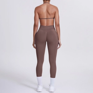 Vista posteriore del set fitness color cacao con reggiseno halter e leggings yoga