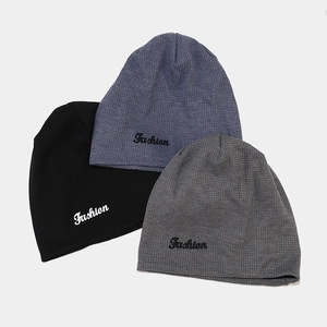 Trois bonnets en maille gaufre noir, bleu-gris et gris foncé avec broderie Fashion