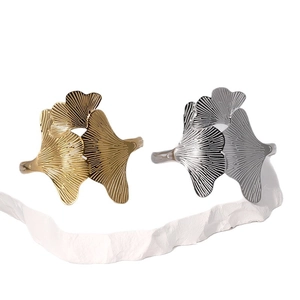 Brazaletes de acero inoxidable con diseño de hoja de ginkgo en oro y plata con textura