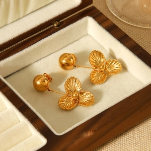 Boucles d'oreilles fleur à trois pétales en acier inoxydable doré 18k dans un coffret