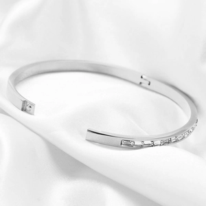 Brazalete ovalado de acero inoxidable de 4mm con circonitas en corte baguette