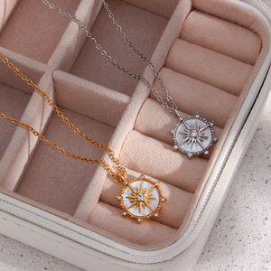 Collana con ciondolo a stella, intarsio in conchiglia e cristalli in astuccio