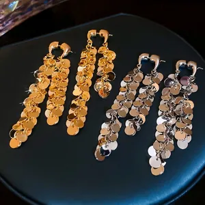 Boucles d'oreilles élégantes à pampilles dorées et argentées avec disques en métal