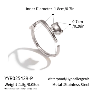 Dettaglio anello gatto in acciaio inox argento con diametro 1,8 cm e peso di 1,5 grammi