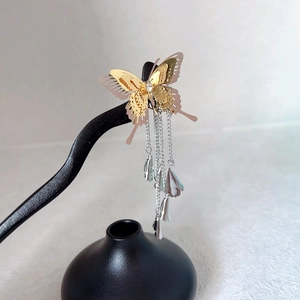 Eleganter Schmetterlings-Haarstab aus Gold- und Silbermetall mit langen Quasten-Anhängern