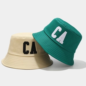 Bob en coton avec broderie CA disponible en coloris crème et vert foncé tendance