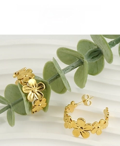 Dettaglio degli orecchini a margherita placcati in oro 18K su sfondo bianco