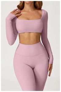 Vue détaillée du haut de yoga rose à manches longues et du legging taille haute