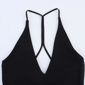 Détail du dos nu d'une robe noire à col licou avec de fines bretelles élégantes