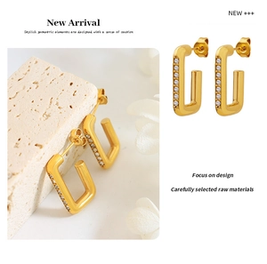Détails de boucles d'oreilles en or en forme de U avec pierres en zircone sur le côté