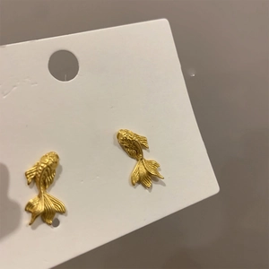 Boucles d'oreilles carpe koi en plaqué or 18 carats avec texture d'écailles détaillée
