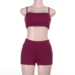 Dettaglio ravvicinato del tessuto a maglia bordeaux elasticizzato del set sportivo