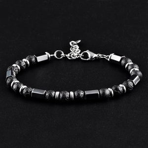 Détail du bracelet en perles d'hématite ajustable avec intercalaires en métal argenté