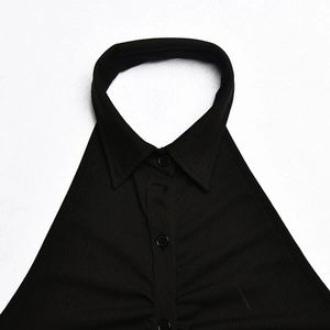 Dettaglio del vestito nero a costine con scollo all'americana, colletto e bottoni