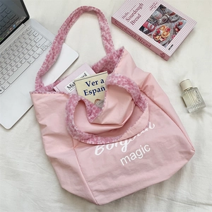 Sac fourre-tout en toile rose avec bordure en fausse fourrure léopard et texte Bonjour