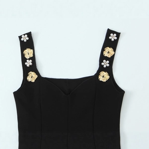 Top nero sexy con scollo a V e spalline decorative con fiori dorati e perle