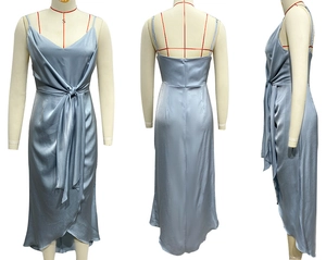 Détails de robe en satin bleu clair avec col en V, nœud à la taille et ourlet