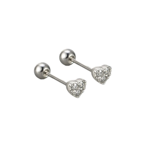 Boucles d'oreilles cœur en argent avec fermoir à vis et trois zircons sur fond blanc