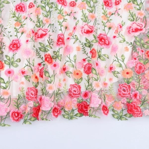 Robe longue en mesh sans manches avec broderies florales colorées et boutons en perles