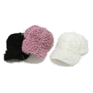 Vue détaillée des casquettes de baseball en peluche noire, rose et blanche