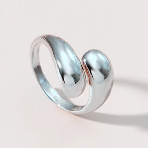 Anello d'argento minimalista a goccia liquida con design regolabile lucido su fondo piatto