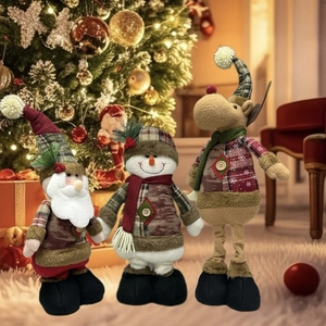 Trois poupées de Noël télescopiques avec Père Noël, bonhomme de neige et renne rustique