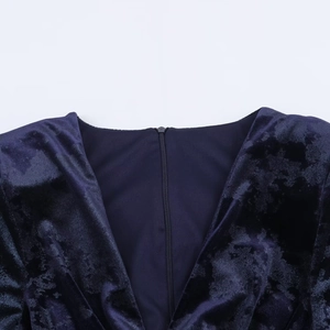 Abito midi in velluto stropicciato blu scuro con scollo a V e zip posteriore invisibile