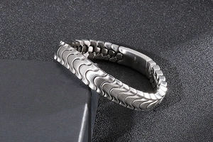 Makroansicht des gebürsteten Edelstahl-Gliederarmbands mit industriellem Design