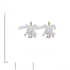 Détails des boucles d'oreilles nœud en dentelle avec perles, cristaux et dimensions
